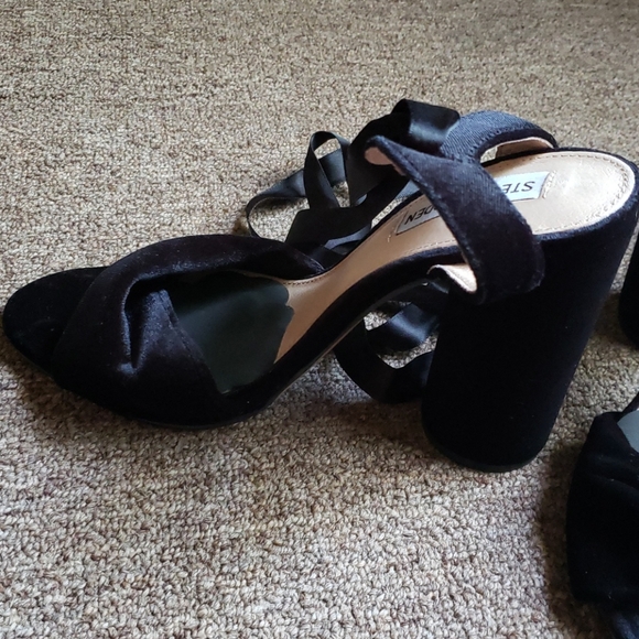 Steve Madden | Black Suede open toe heels - Picture 3 of 4